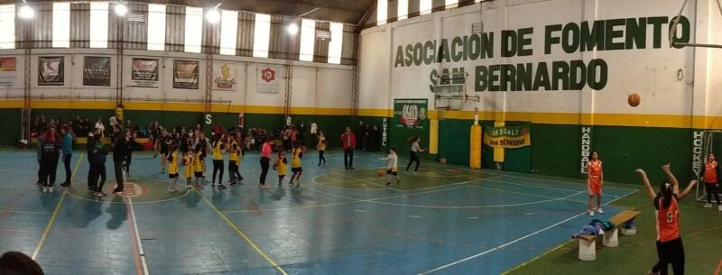 Fomento San Bernardo se renueva: nuevo parquet y obras clave en el polideportivo